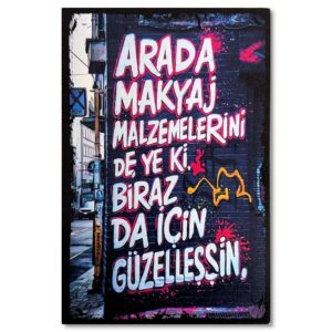 Duvar Yazisi Wandzitat Arada Makyaj Malzemelerini Ye